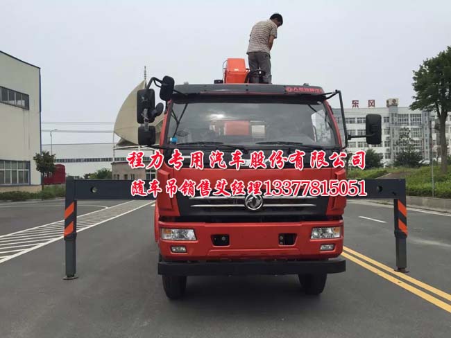 当家电维修人员不慎接触图中的