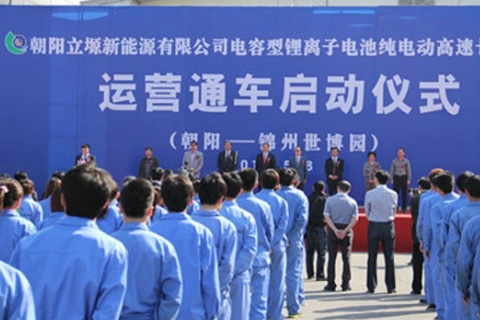 美的洗衣机如何拆顶盖